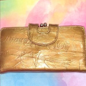 I’m selling a leather wallet!